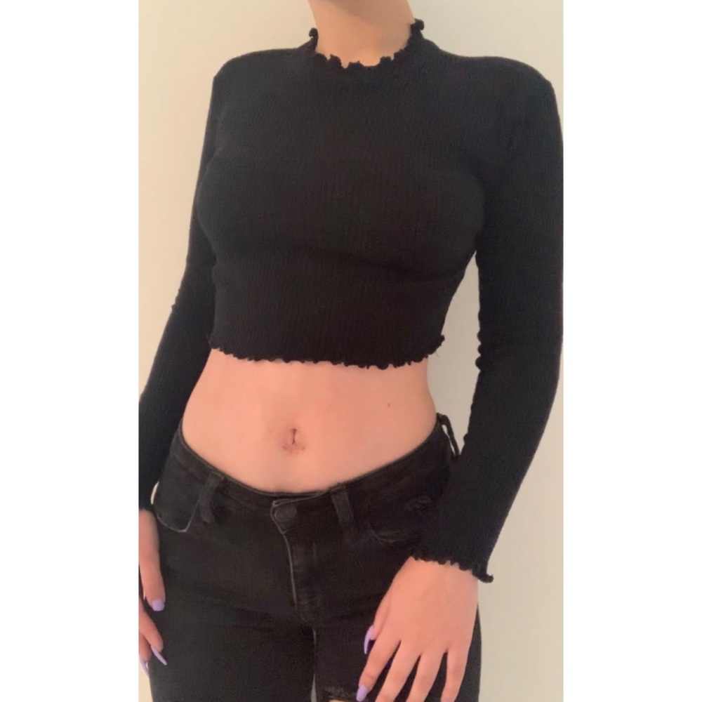 black lettuce edge crop top 🖤